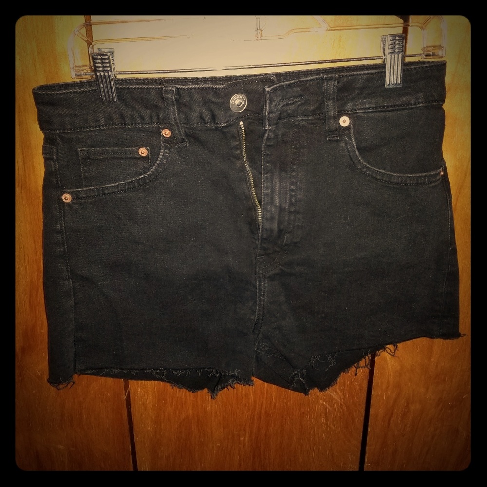 Divided Frayed Cut-off Shorts